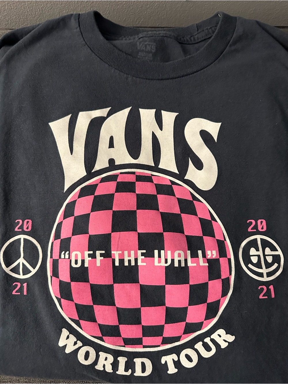Vans Navy Off the Wall T‑Shirt with Pink Checkerboard Globe Graphic - Picture 3 of 3